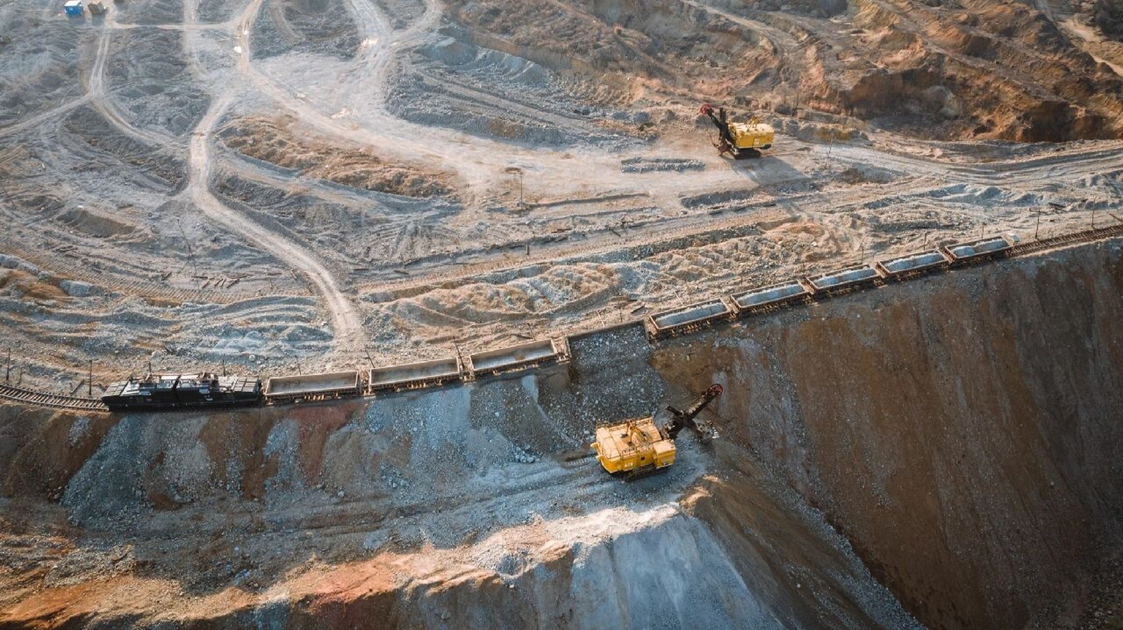 马鞍山最大的露天矿坑 有马鞍山挖矿